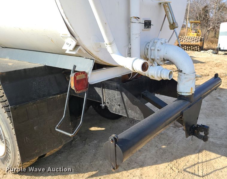 image for item HM9832 1986 Ford 8000  water truck