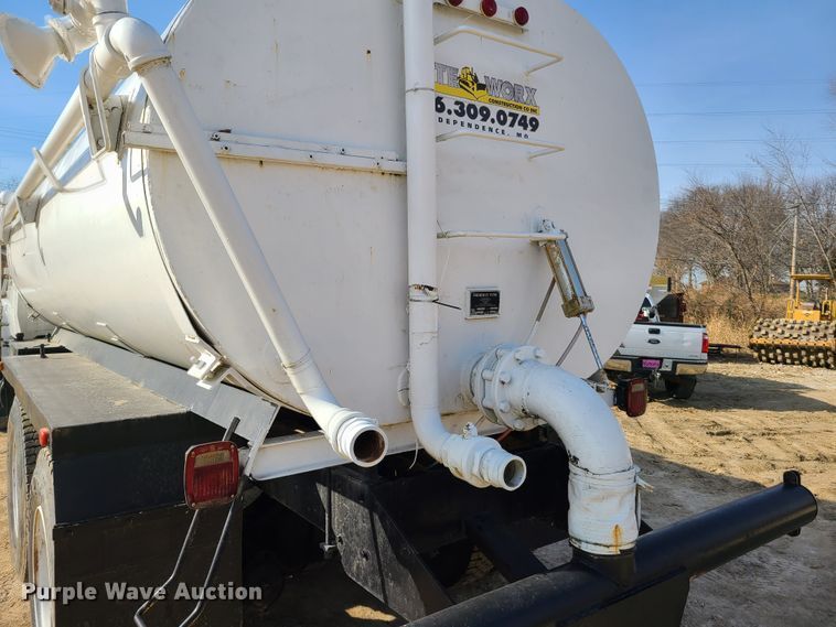 image for item HM9832 1986 Ford 8000  water truck