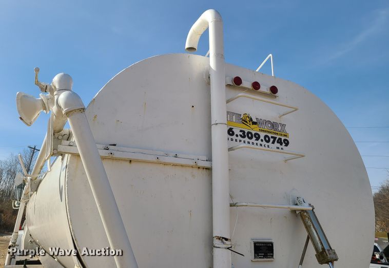 image for item HM9832 1986 Ford 8000  water truck