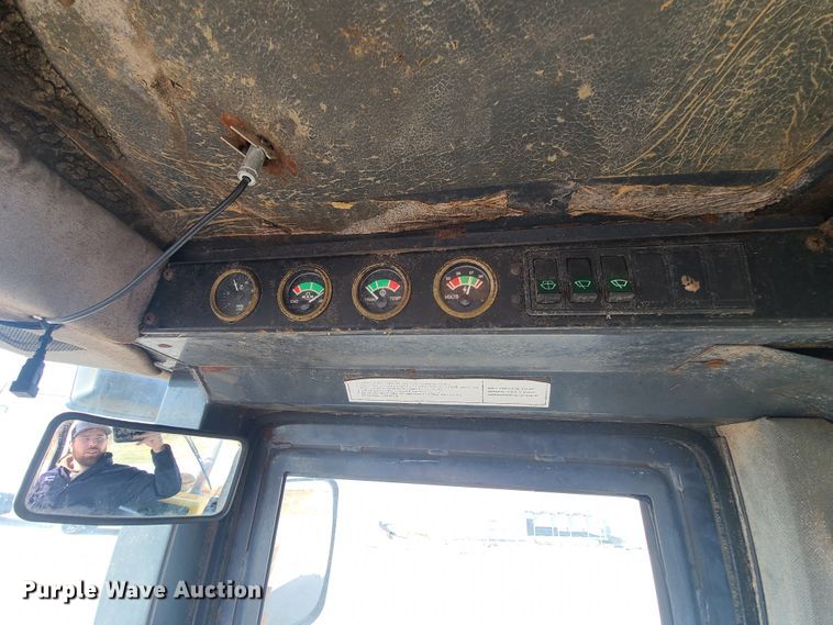 image for item HM9833 1997 Case 721B  wheel loader