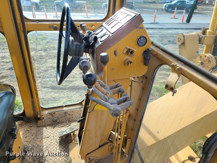 image for item HM9834 Dresser 850  motor grader