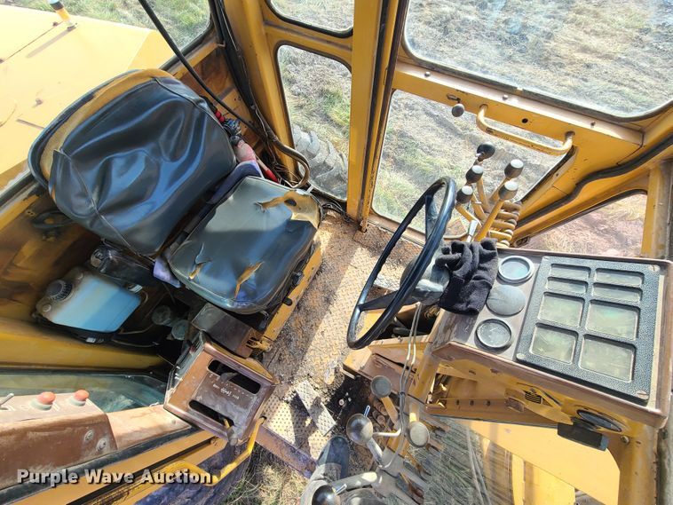 image for item HM9834 Dresser 850  motor grader