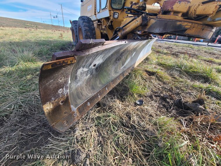 image for item HM9834 Dresser 850  motor grader