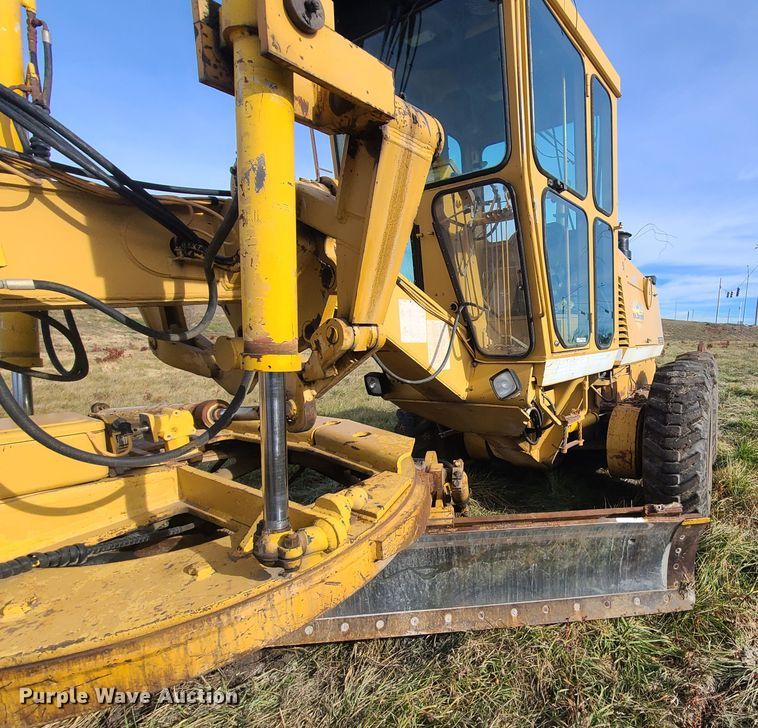 image for item HM9834 Dresser 850  motor grader