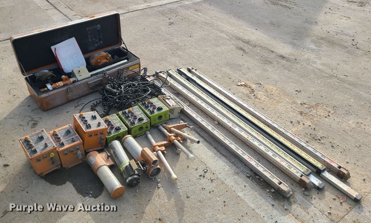 image for item HM9834 Dresser 850  motor grader