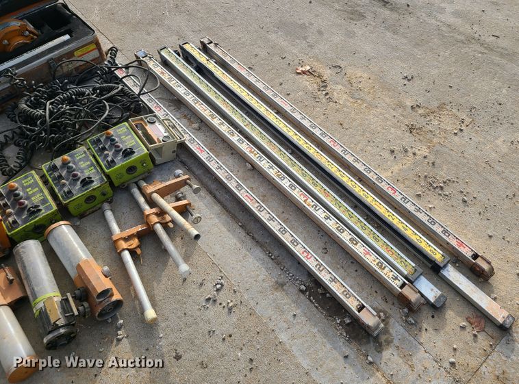 image for item HM9834 Dresser 850  motor grader