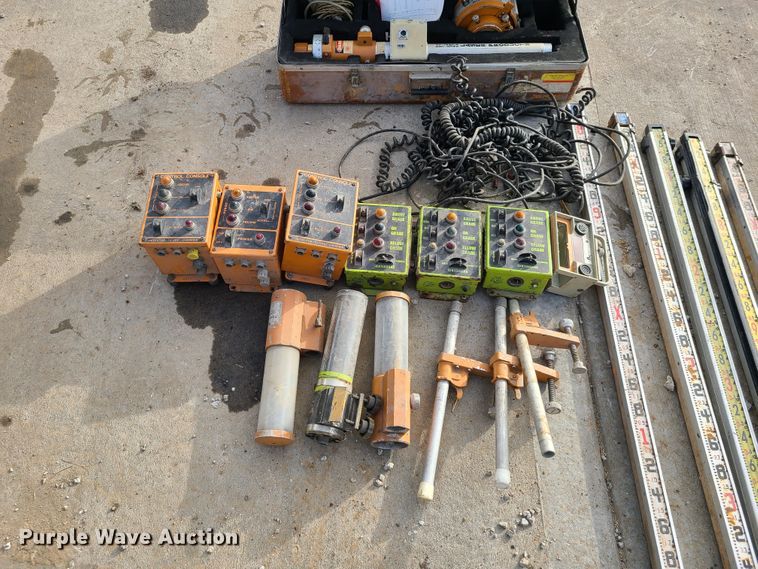 image for item HM9834 Dresser 850  motor grader