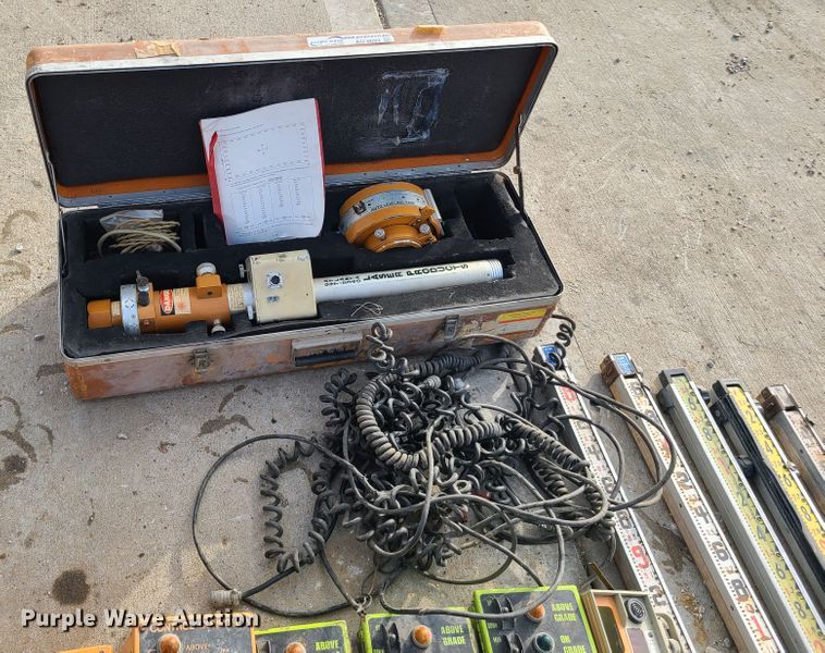 image for item HM9834 Dresser 850  motor grader