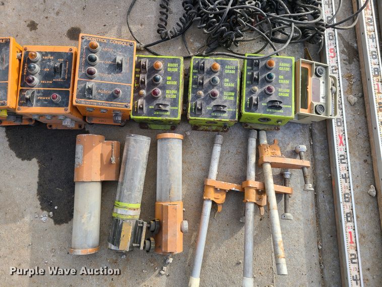 image for item HM9834 Dresser 850  motor grader