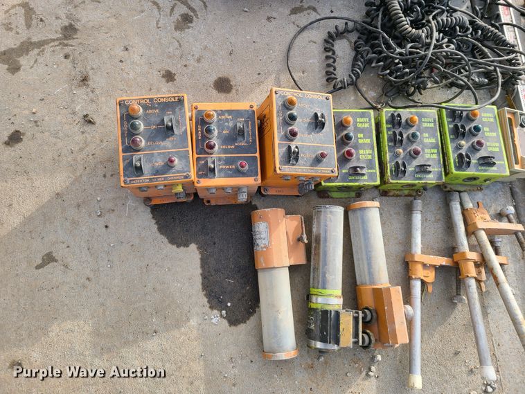 image for item HM9834 Dresser 850  motor grader