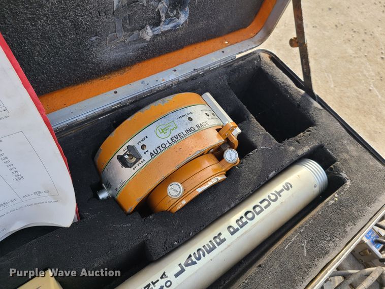 image for item HM9834 Dresser 850  motor grader