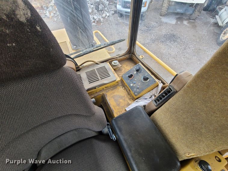 image for item HM9840 1999 Caterpillar 963B  track loader