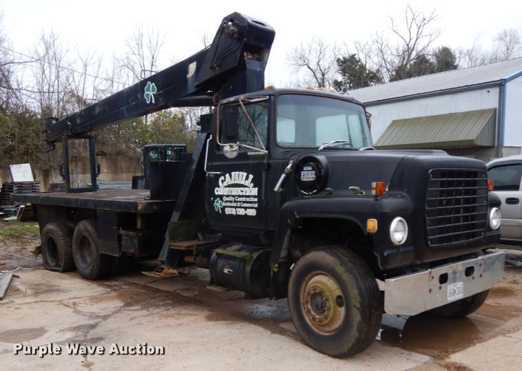 image for item HP9060 1982 Ford 8000  crane truck