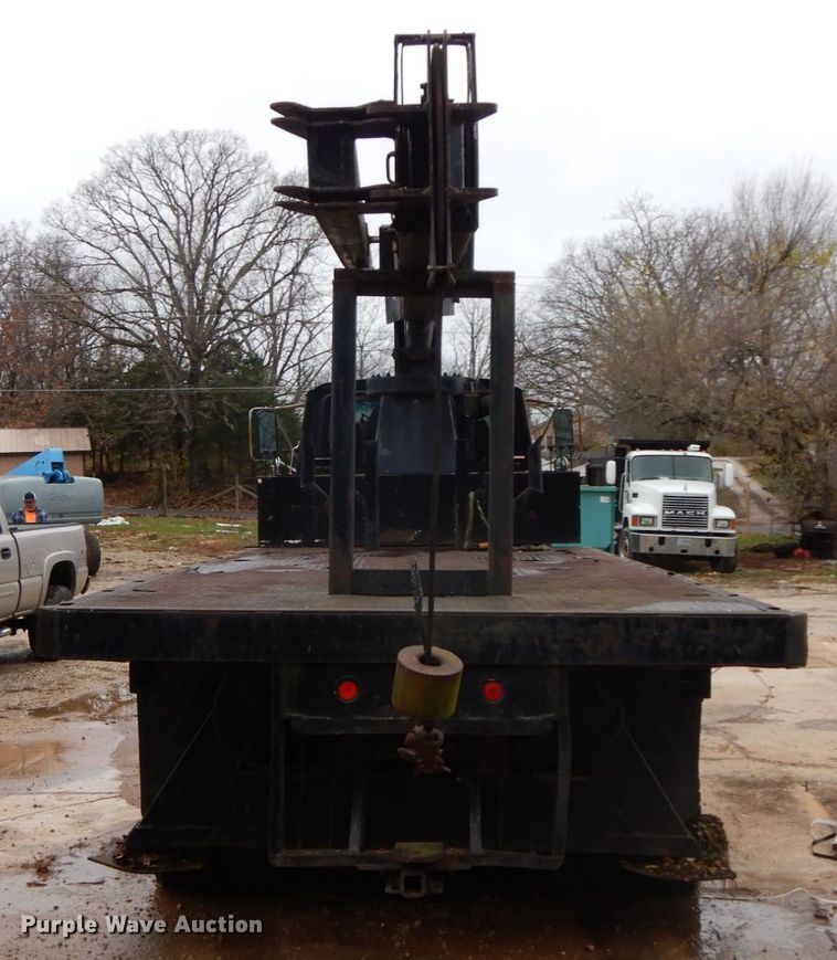 image for item HP9060 1982 Ford 8000  crane truck