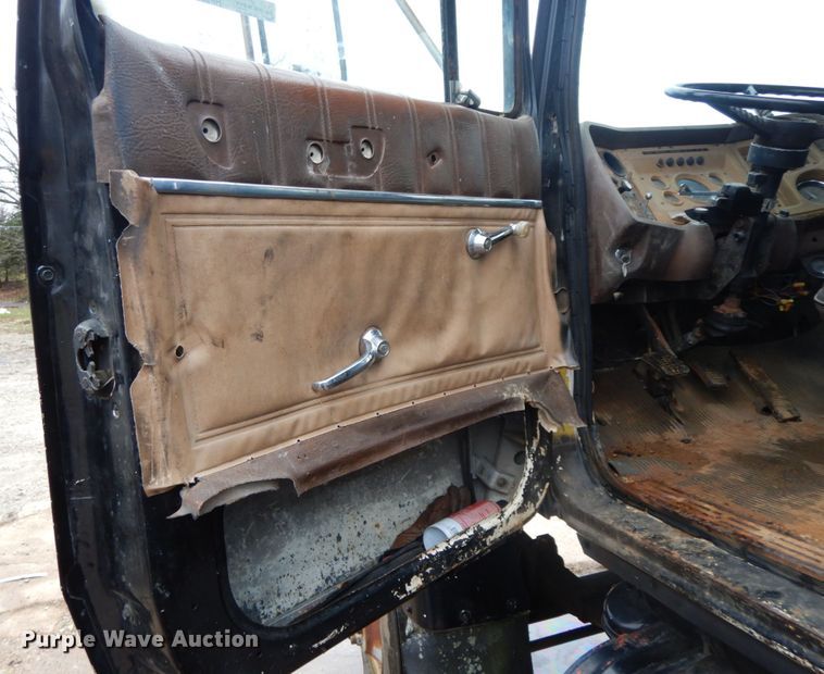 image for item HP9060 1982 Ford 8000  crane truck