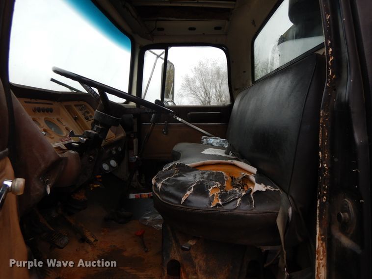 image for item HP9060 1982 Ford 8000  crane truck