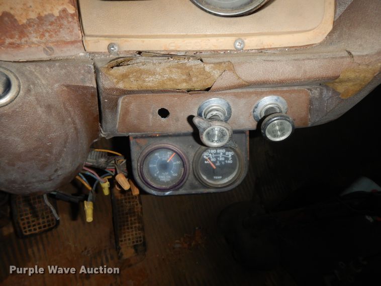 image for item HP9060 1982 Ford 8000  crane truck