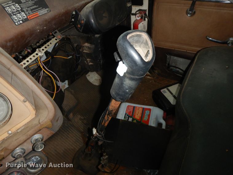 image for item HP9060 1982 Ford 8000  crane truck