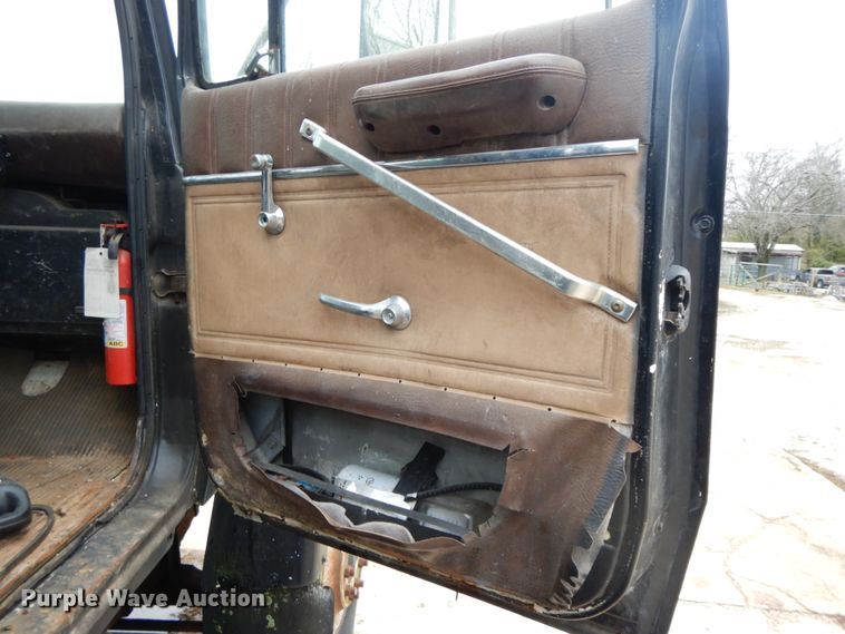 image for item HP9060 1982 Ford 8000  crane truck