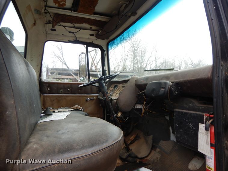 image for item HP9060 1982 Ford 8000  crane truck