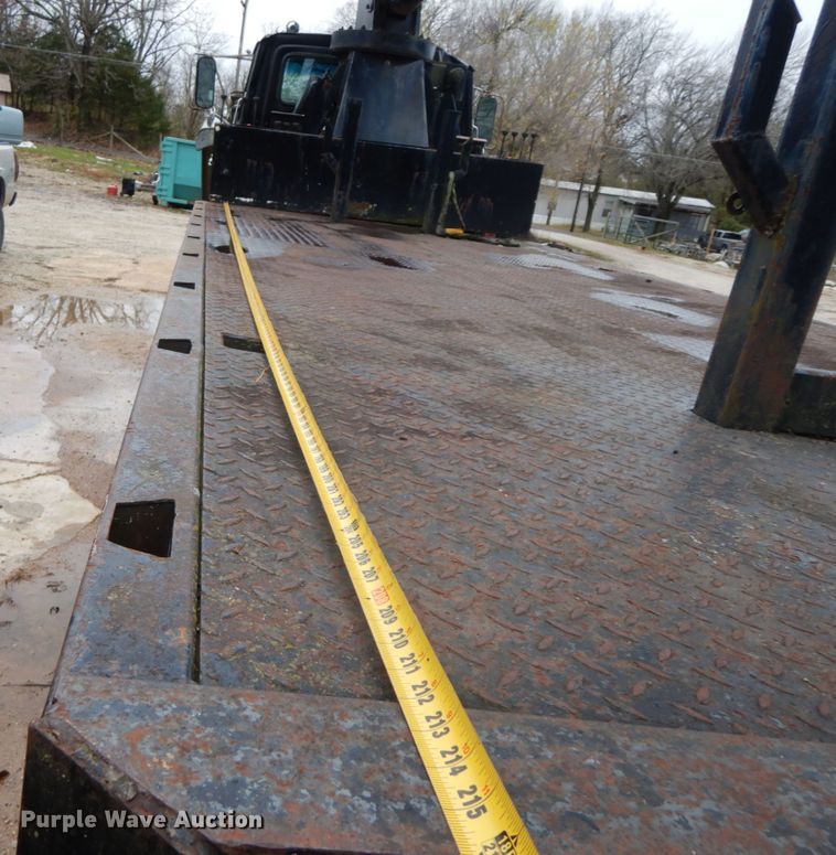 image for item HP9060 1982 Ford 8000  crane truck