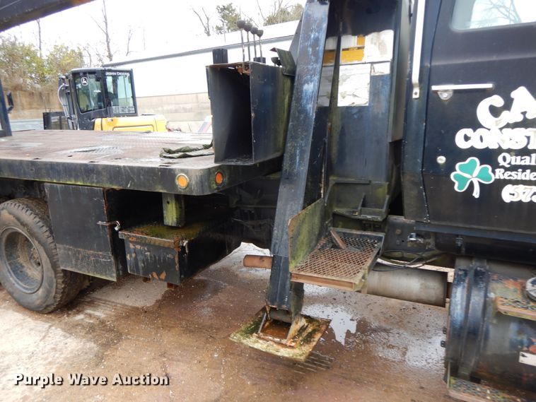 image for item HP9060 1982 Ford 8000  crane truck