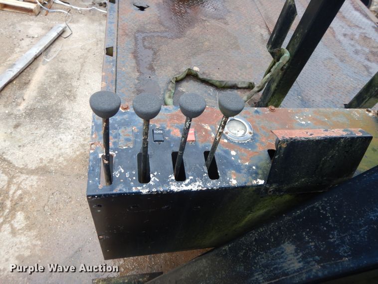 image for item HP9060 1982 Ford 8000  crane truck