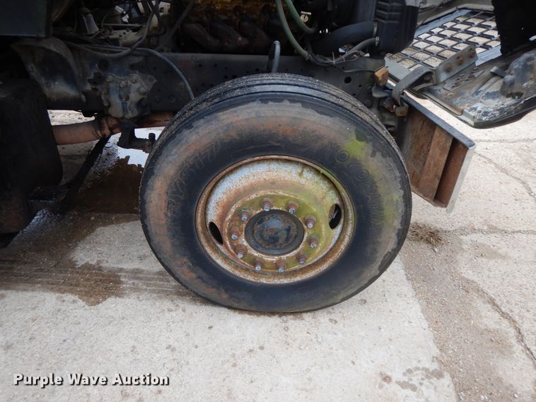 image for item HP9060 1982 Ford 8000  crane truck