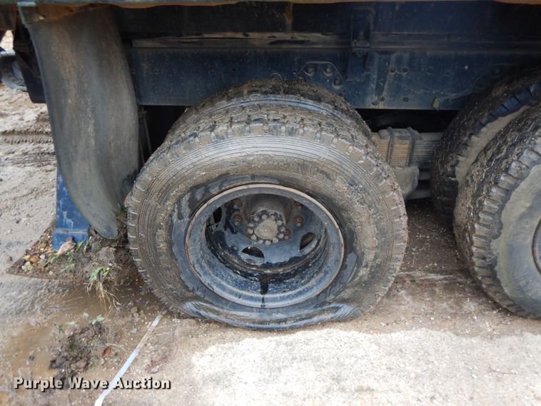 image for item HP9060 1982 Ford 8000  crane truck