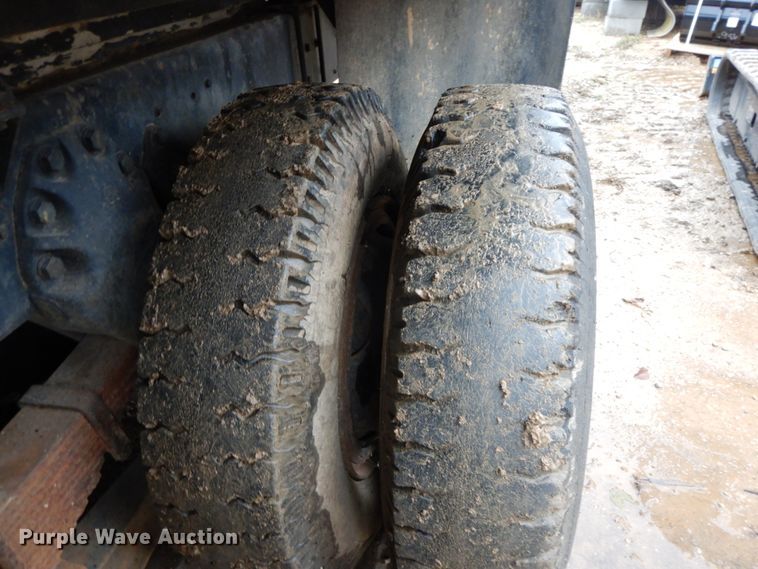 image for item HP9060 1982 Ford 8000  crane truck