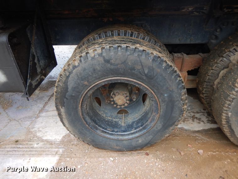 image for item HP9060 1982 Ford 8000  crane truck