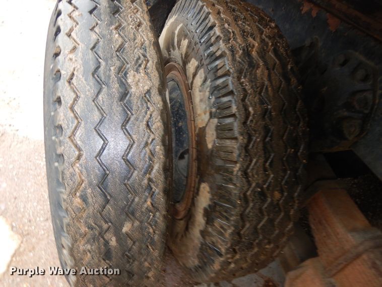 image for item HP9060 1982 Ford 8000  crane truck