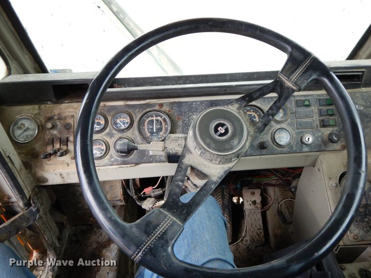 image for item HP9100 1994 Oshkosh S-2146  ready mix truck