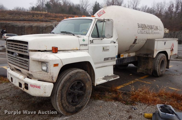 image for item HP9102 1989 Ford F700  fuel truck