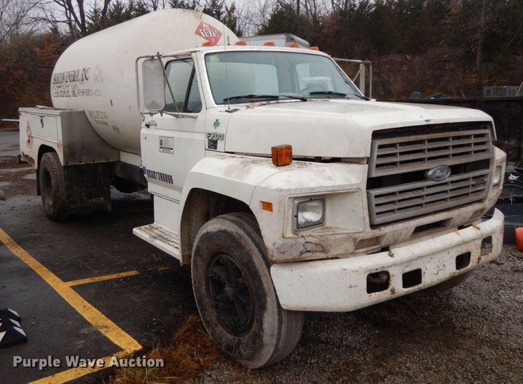 image for item HP9102 1989 Ford F700  fuel truck