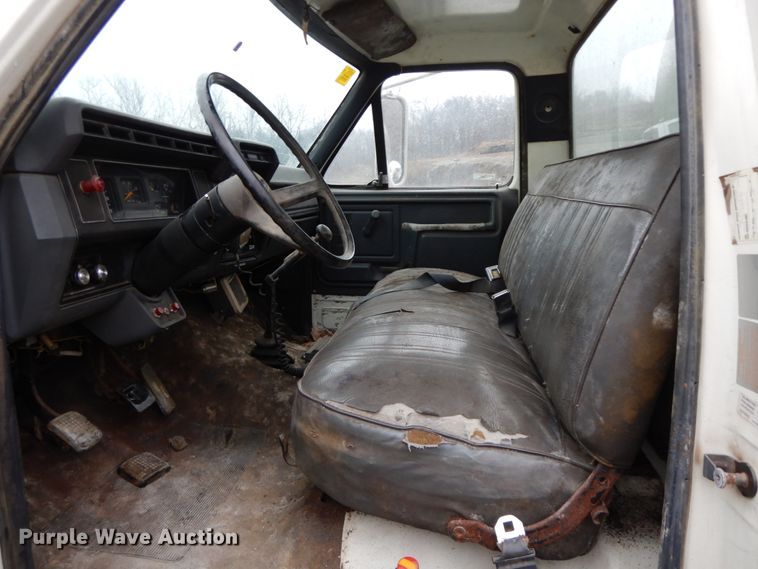 image for item HP9102 1989 Ford F700  fuel truck