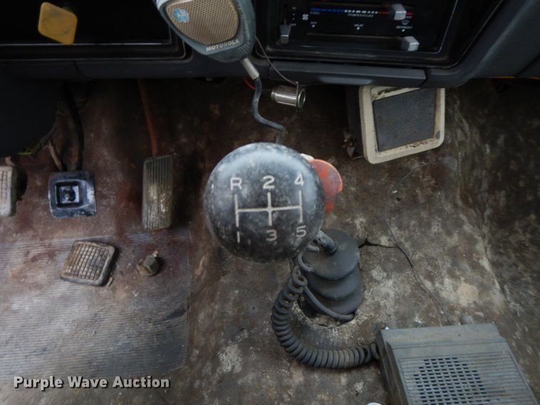 image for item HP9102 1989 Ford F700  fuel truck