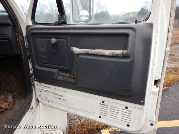 image for item HP9102 1989 Ford F700  fuel truck