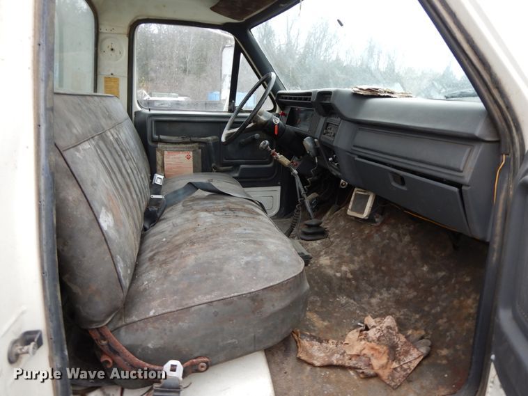 image for item HP9102 1989 Ford F700  fuel truck