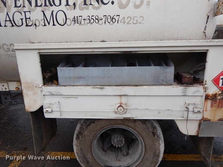 image for item HP9102 1989 Ford F700  fuel truck