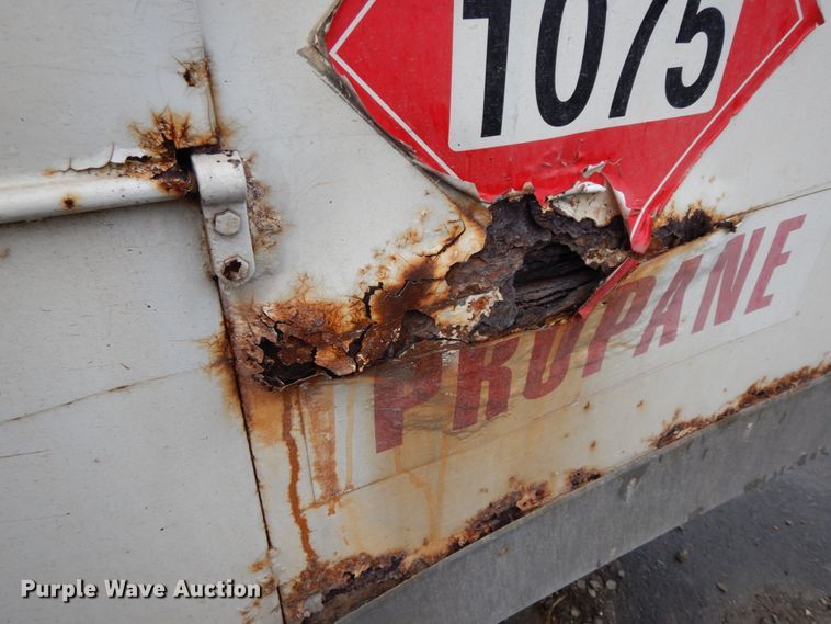 image for item HP9102 1989 Ford F700  fuel truck