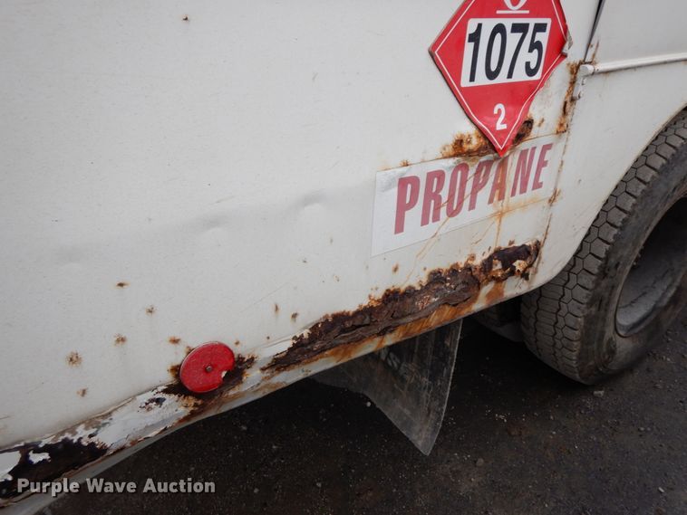 image for item HP9102 1989 Ford F700  fuel truck