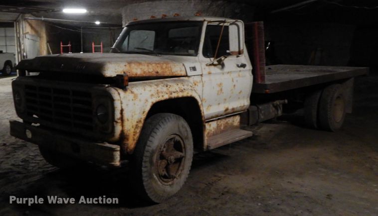 image for item HP9103 1975 Ford F700  dump flatbed truck
