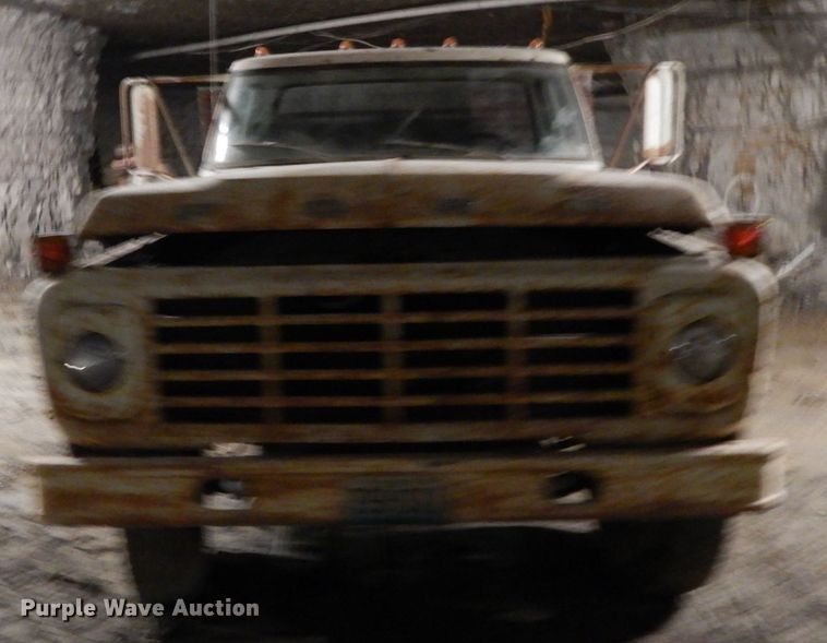 image for item HP9103 1975 Ford F700  dump flatbed truck