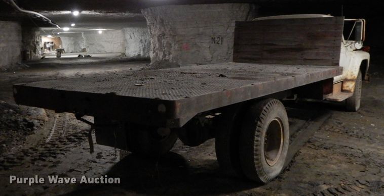 image for item HP9103 1975 Ford F700  dump flatbed truck