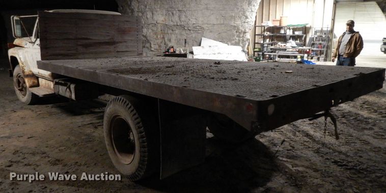 image for item HP9103 1975 Ford F700  dump flatbed truck