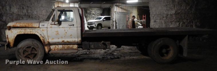 image for item HP9103 1975 Ford F700  dump flatbed truck