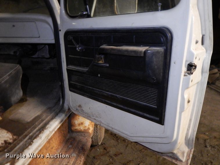 image for item HP9103 1975 Ford F700  dump flatbed truck