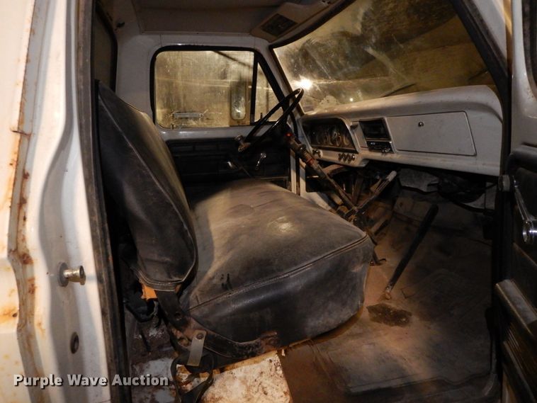 image for item HP9103 1975 Ford F700  dump flatbed truck