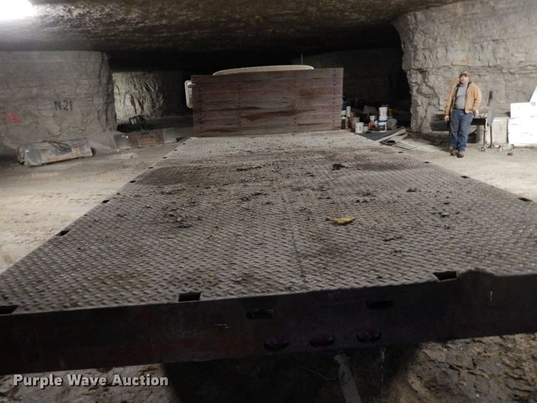 image for item HP9103 1975 Ford F700  dump flatbed truck